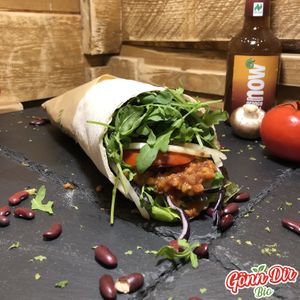 Gönn Dir unseren veganen Chili Sin Carne Wrap

hausgemachter veganer Wrap belegt mit Sin Carne, dazu knackiger Salat, Tomate, Rotkraut, Zwiebel, Rucola und einer Haussoße. at Gönn Dir Bio in Weinsberg