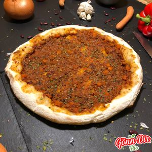 Gönn Dir unsere vegane Pizza Chili Sin Carne hausgemachter 24 Stunden Teig belegt mit unserem leckeren Chili Sin Carne.   at Gönn Dir Bio in Weinsberg