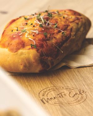 Veganes Pizzabrot 🌱  at Manuto Café in Tuttlingen