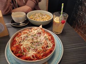Pasta al forno und Chickengeschnetzeltes mit Curry-Sahnesoße at Manuto Café in Tuttlingen