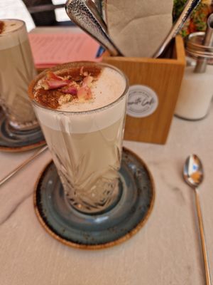 Chai Latte mit Hafermilch at Manuto Café in Tuttlingen