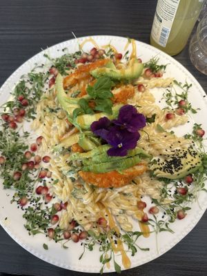 Avocado Pasta mit veganem Hähnchenfilet  at Manuto Café in Tuttlingen