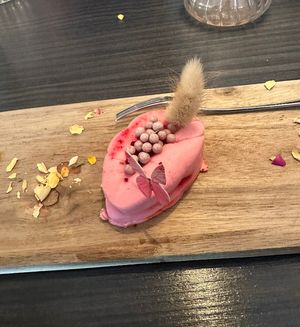 Patisserie mit Erdbeergeschmack  at Manuto Café in Tuttlingen