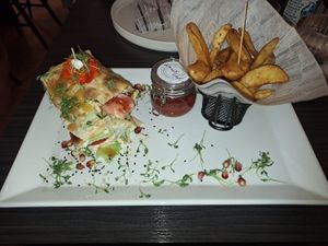 Veta Wrap mit Wedges und Ketchup at Manuto Café in Tuttlingen