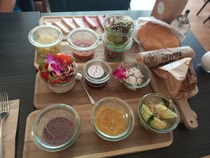 Vegane Frühstücksplatte ("The Tower") at Manuto Café in Tuttlingen