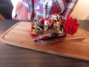 Heidelbeer-Pistazien Kuchen at Manuto Café in Tuttlingen