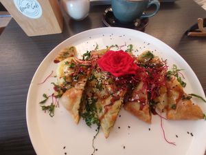 Schwäbische Ravioli mit Kartoffelsalat at Manuto Café in Tuttlingen