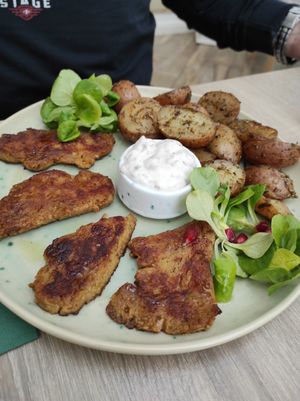 Seitan mit Kartoffelspalten und Mayonnaise at Bojtorina Vegan Kitchen in Sopron