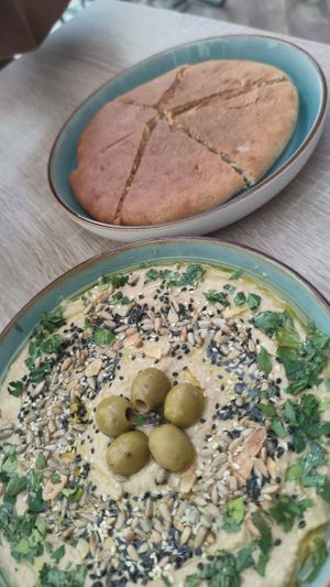 hausgemachter hummus mit pita brot at Bojtorina Vegan Kitchen in Sopron