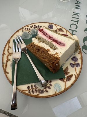 Őrség zöld aranya tortaszelet  at Bojtorina Vegan Kitchen in Sopron