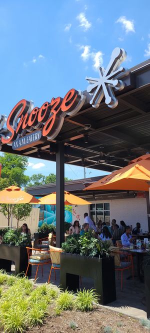 Outside seating at Snooze in Nashville