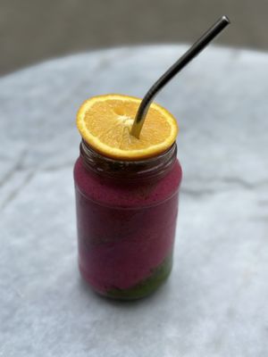 Smoothie mit Drachenfrucht, vegan glutenfrei  at Frank & Charlie in Enschede