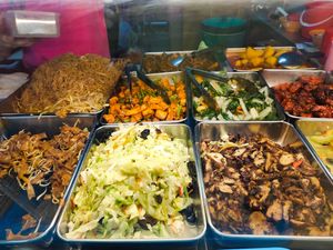 Variety of dishes available at Bishan Vegetarian 碧山素食 in Central Singapore