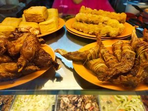Fried items at Bishan Vegetarian 碧山素食 in Central Singapore