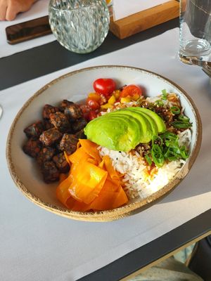 Poke bowl with Blackbean-Tempeh at Fetzwerk in Oberstdorf