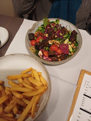 Salat mit Black Bean Tempeh und Pommes at Fetzwerk in Oberstdorf