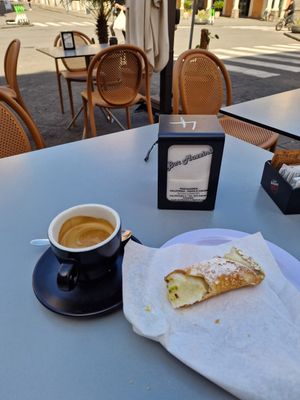 Vanilla cannoli and americano at Bar Mazzini in Catania