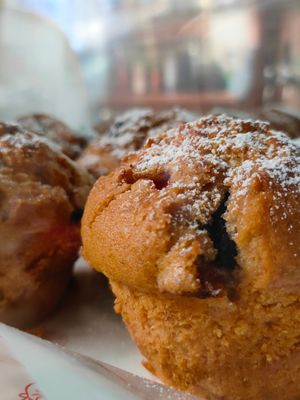 Muffin con mirtilli e fragole at Bar Trattoria Splendor in Noli