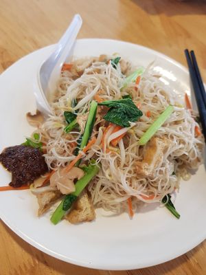 Eggless fried mee hoon at Zi Zai Vegetarian 自在齋 - Yishun in North Singapore