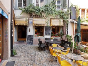 Exterior and seating at Holzbackerei Bio Andreas in Basel