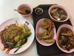 Wanton Noodles, Fried wanton and Kway chap at Zhen Xin Vegetarian 真心素食 in Northeast Singapore