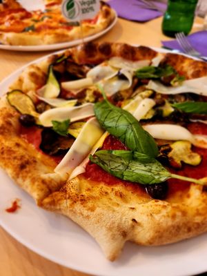 Vegeteriana pizza made with vegan cheese at New Bridge Sprizza in Florence