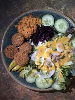 Vegan Falafel Plate with vegan sauce  at Dönapolis in Heidelberg