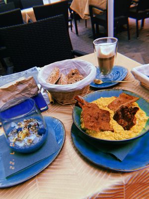 Chiapudding, Omelette mit „Bacon“, Latte  at Yes It Is Vegan II - Liszt Ferenc Tér in Budapest