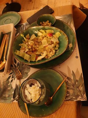 סלט קיסר ופודינג טפיוקה at Yes It Is Vegan II - Liszt Ferenc Tér in Budapest