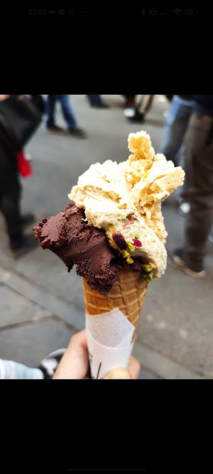 Gelato cioccolato fondente e pistacchio at Gelateria Paniko in Lucca