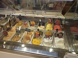 All black spoon icecream are vegan at Gelateria Paniko in Lucca