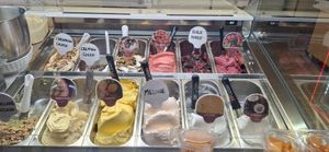 Überall,  wo ein schwarzer Löffel steckt  -  vegan 😎 at Gelateria Paniko in Lucca