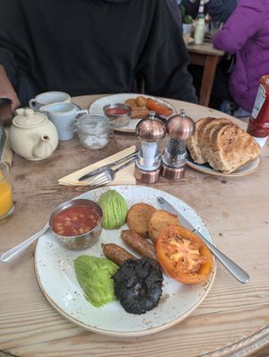 Lovely vegan breakfast! 2 meaty sausages and the best hash browns ever. Plus generous amounts of spread for your toast. Non dairy milk also available for tea and coffee :) at The Dabbling Duck in Guildford