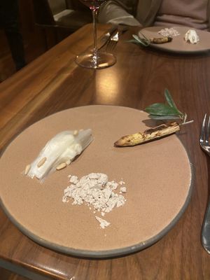 Super interesting—the dust-like stuff is “ash"  at Encanto in Lisbon