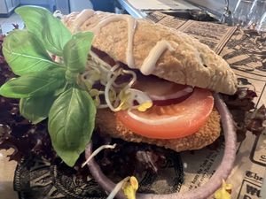 Fladenbrot mit veganem Knusperschnitzel und Guacamole  at Seaside 26 in Friedrichskoog