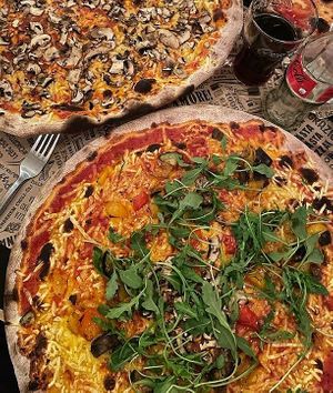 Vegane Funghi und vegane Gemüsepizza at L'Osteria in Karlsruhe