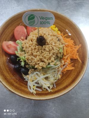 Ensalada de atún vegano at Es Cactus in Menorca