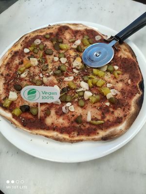 Pizza marinara picante at Es Cactus in Menorca