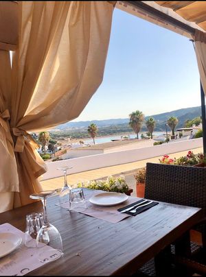 Terraza con las mejores vistas a Cala Tirant at Es Cactus in Menorca