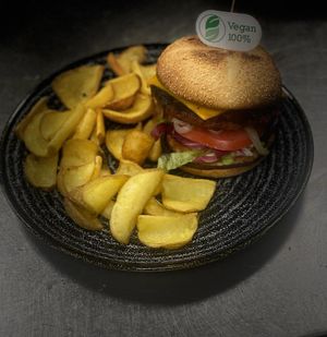 Hamburguesa vegana com cheddar vegano at Es Cactus in Menorca