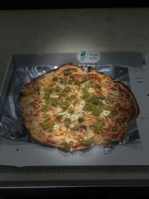 Pizza picante con mozzarella vegana at Es Cactus in Menorca