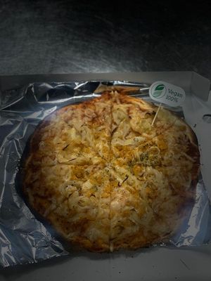 Pizza cactus con atún vegano y mozzarella vegana at Es Cactus in Menorca