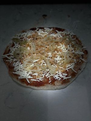 Pizza Cactus con atún vegano y mozzarella vegana apunto de entrar al horno at Es Cactus in Menorca