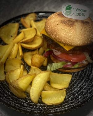 Hamburguesa Vegana de cheddar Vegano y patatas at Es Cactus in Menorca