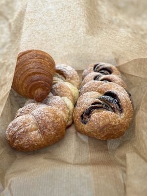 Trenzas de chocolate y crema y croissant  at La Revuelta in Granada