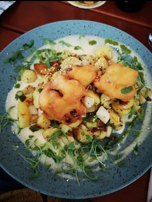 Spargel-"Gröstl" mit gebackenem Blumenkohl uns Sesam-Kartoffeln at Hotel Kapuzinerhof in Laufen