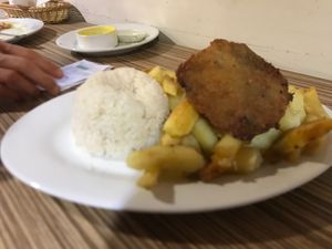 Milanesa c/ papas fritas (la milanesa estaba tan dura que era imposible de comer) at Loving Hut Lince in Lima