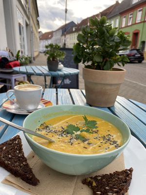 Tagesuppe Blumenkohl-Karotte mit Kokosmilch  at Café Hygge37 in Malchow