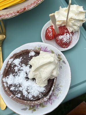 Chocolade toetje en aardbeien met plantaardige creme  at Vakantieboerderij Huize Nuis in Noordbeemster