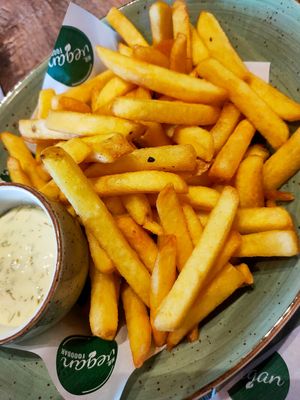 Lots of fries as a side at Mr. Vegan Foodbar in Apeldoorn